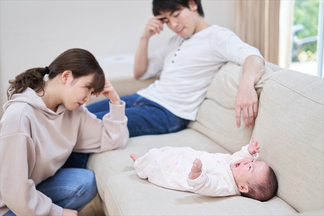 泣き止まない赤ちゃんに疲れる両親