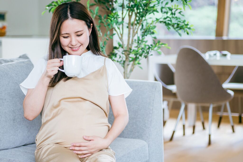 笑顔の妊婦（飲み物）