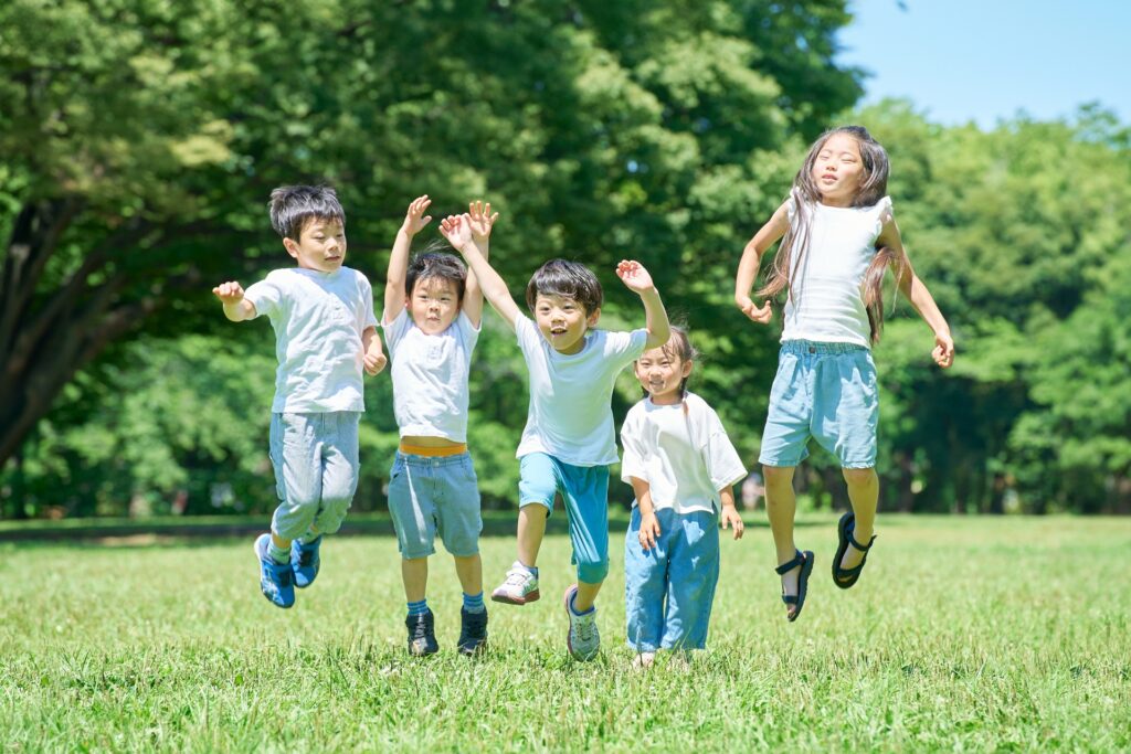 ジャンプする子どもたち