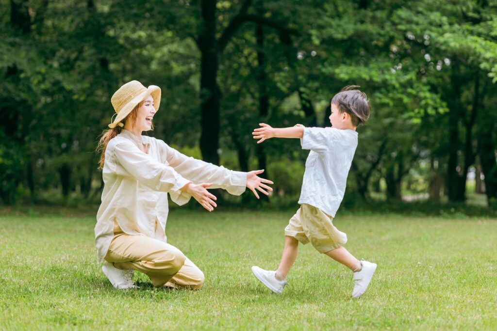 走る男の子を抱くママ・母親・親子