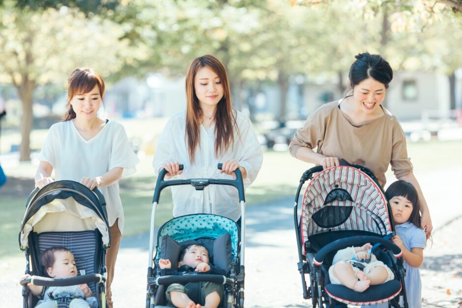 公園で遊ぶママ友と子供