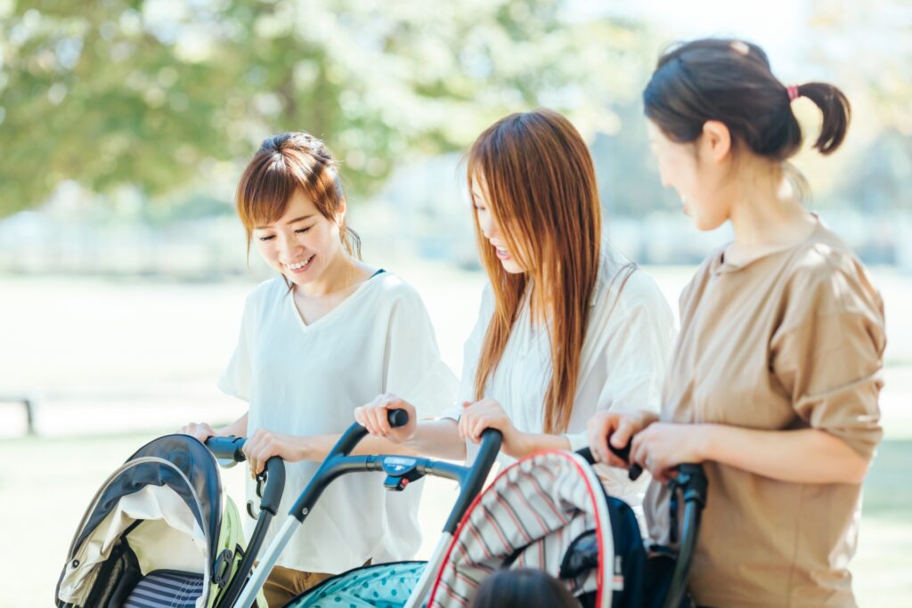 公園で遊ぶママ友と子供